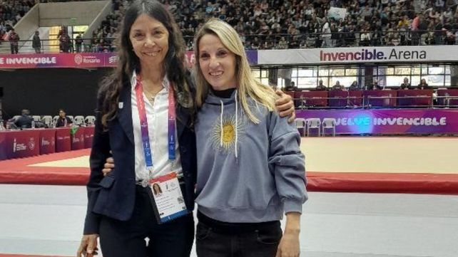 Virginia Deluzio (derecha) junto a su entrenadora Marta Díaz. La gimnasta rosarina recibió una mención especial por su gran trayectoria.
