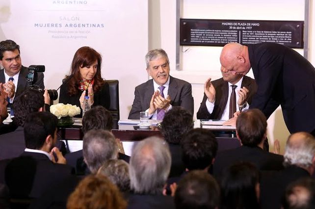 Bonfatti firmando el contrato para la ejecución de nuevos tramos del Gasoducto.