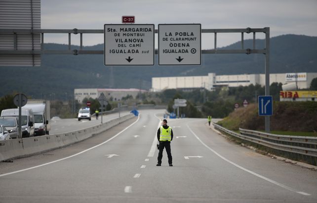 confinamiento. Un policía controla el tránsito hacia el municipio de Igualada
