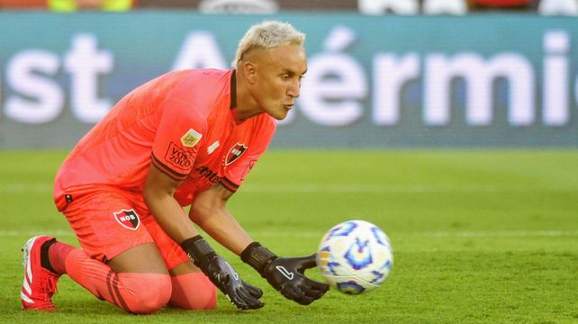 La pelota llega a las seguras manos de Keylor Navas. El arquero tuvo un buen debut en Newells.