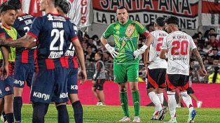 Silbidos a los jugadores de River Plate en el empate con San Lorenzo.
