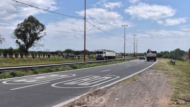 La Circunvalación Oeste se convirtió en una trampa: a una oficial de policía le destrozaron el parabrisas de su auto de un piedrazo