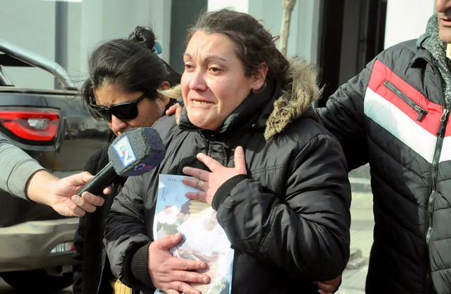 La mamá de Joaquín, Mariela Flores, devastada por el dolor. 