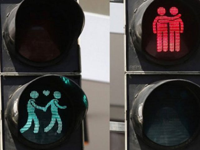 Semáforos con logotipos de parejas homosexuales