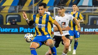 Juan Giménez estaba jugando un buen partido contra Deportivo Riestra hasta el momento en el que sufrió una seria lesión.