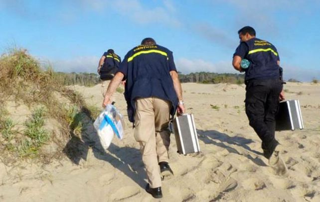 sabuesos. Los policías uruguayos encontraron la mochila enterrada en la arena