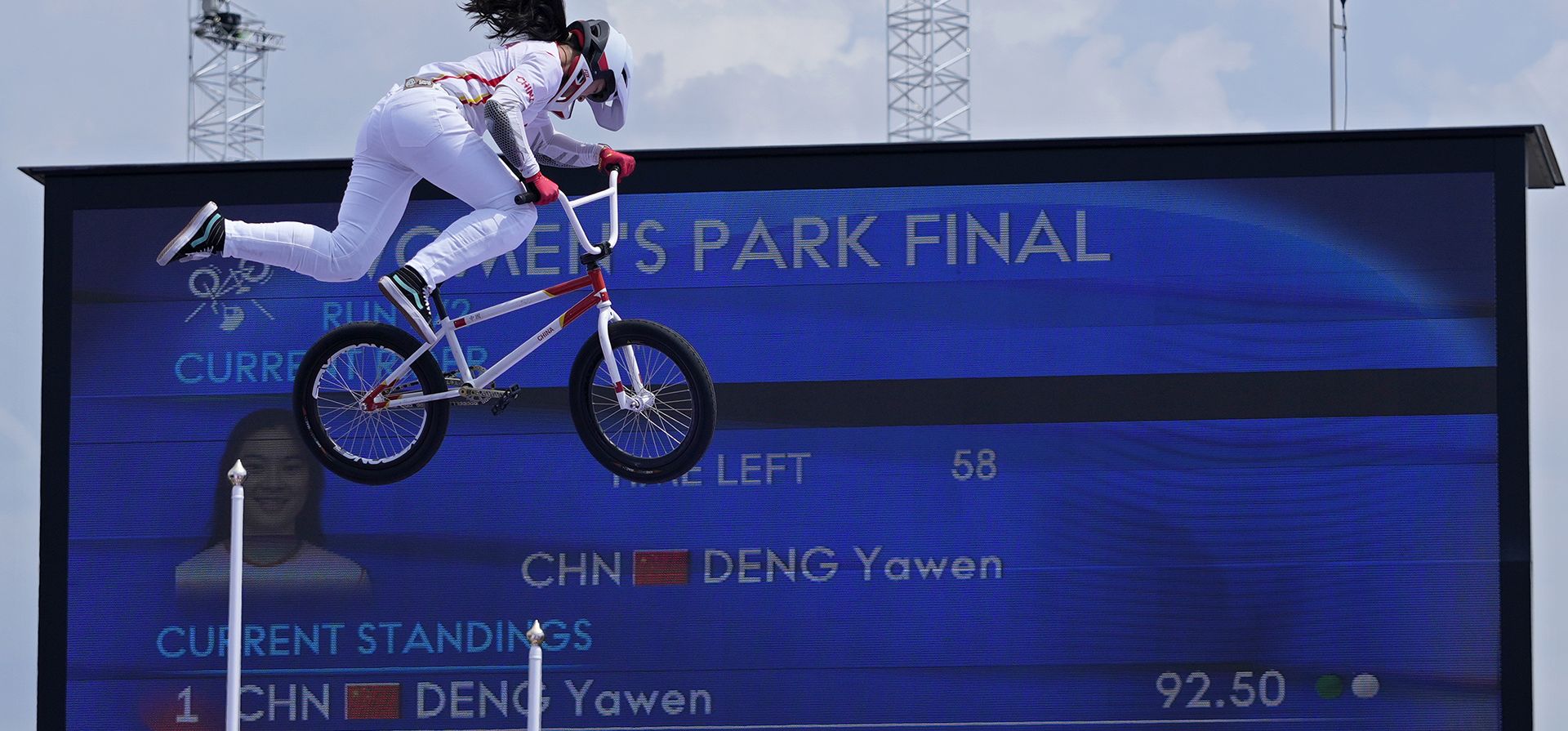 Deng Yawen, de China, realiza un truco durante la final femenina de ciclismo BMX estilo libre en los Juegos Olímpicos de Verano de 2024, el miércoles 31 de julio de 2024, en París, Francia. (Foto AP/Frank Franklin II) Deng Yawen, de China, realiza un truco durante la final femenina de ciclismo BMX estilo libre en los Juegos Olímpicos de Verano de 2024, el miércoles 31 de julio de 2024, en París, Francia. (Foto AP/Frank Franklin II)