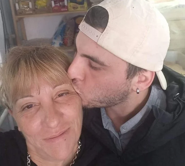 Rodrigo al despedirse de su mamá Marcia antes de partir rumbo a España.&nbsp;