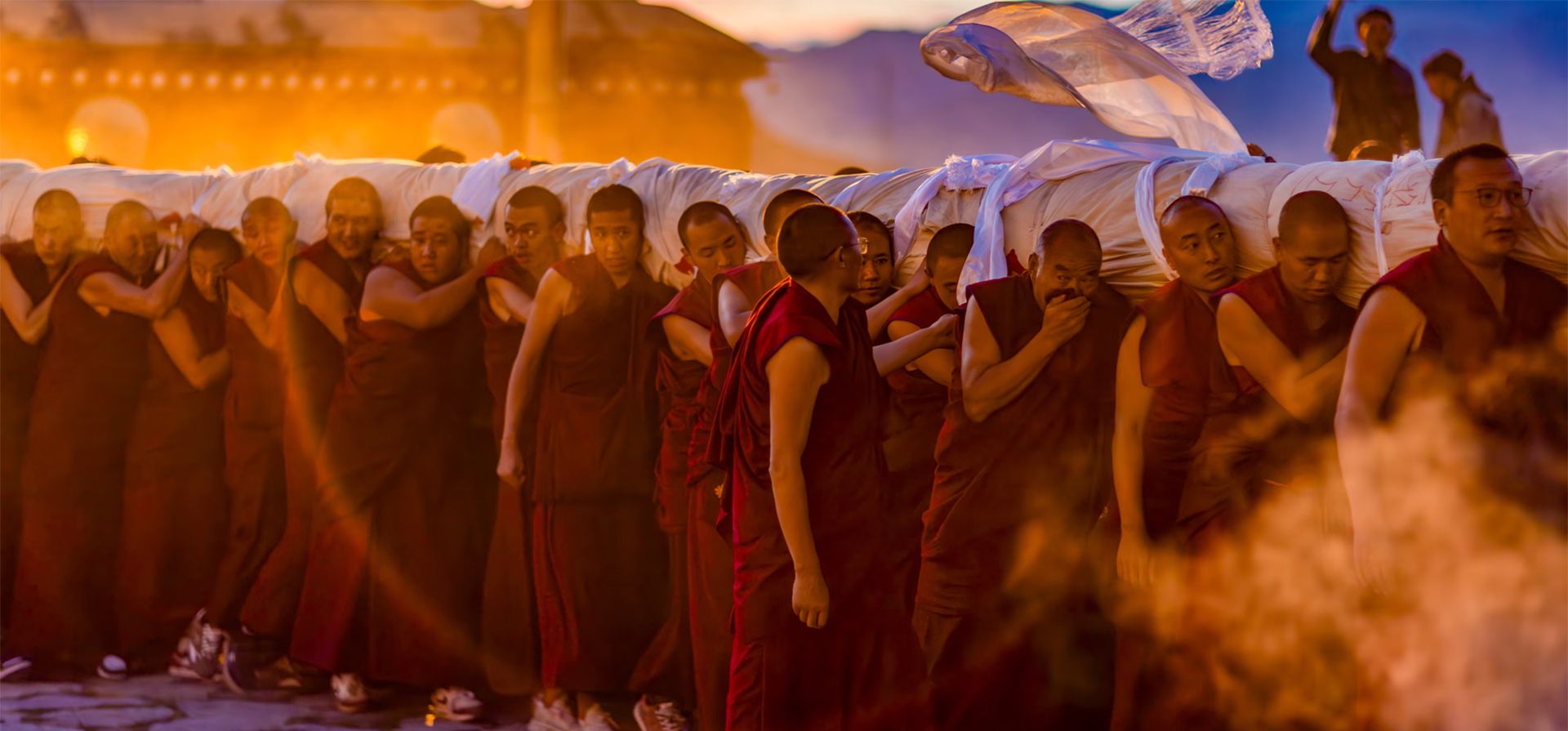 Monjes transportan una gran pintura thangka enrollada de Buda en el monasterio de Drepung, en Lhasa, al comienzo del festival tradicional Shoton, Región autónoma del Tíbet, China. Fotografía: Xinhua/Shutterstock Monjes transportan una gran pintura thangka enrollada de Buda en el monasterio de Drepung, en Lhasa, al comienzo del festival tradicional Shoton, Región autónoma del Tíbet, China. Fotografía: Xinhua/Shutterstock