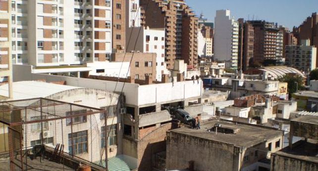 Un conductor principiante perdi&oacute; el control y su auto qued&oacute; a punto de caer al vac&iacute;o