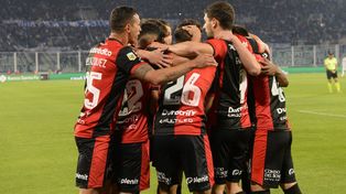 Una imagen repetida. Los jugadores leprosos abrazados. El equipo de Sanguinetti viene dulce en el Liga Profesional.