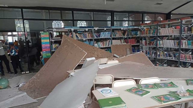 Cedió el techo en la escuela técnica 471 y afortunadamente no hubo víctimas.