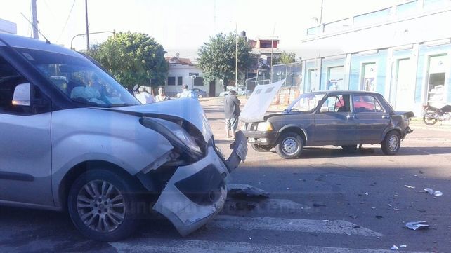 Un mujer fue hospitalizada tras chocar dos vehículos en Paraná