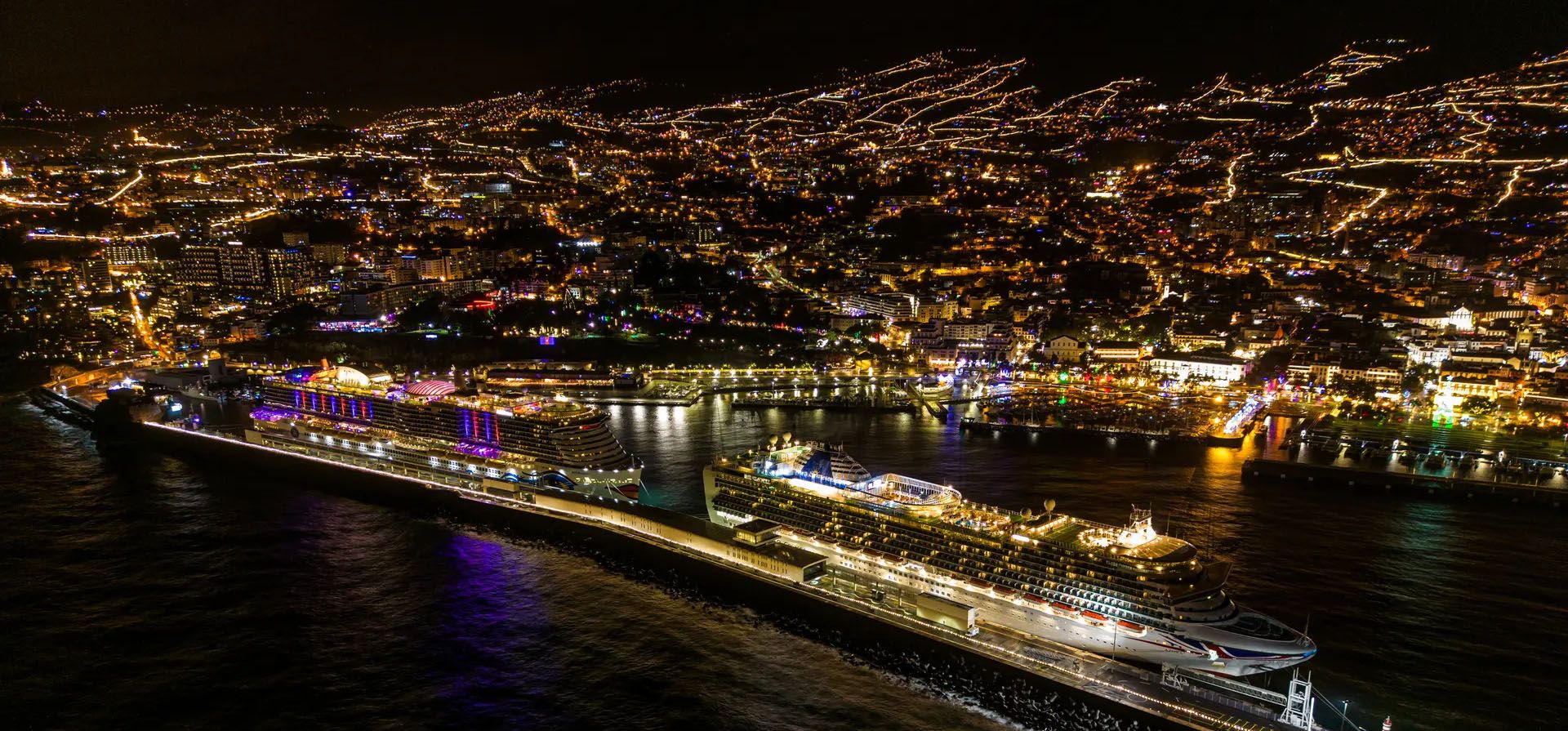 Funchal, Portugal. Los barcos Azura y Aidanova se ven en el puerto con la vista de las luces navideñas de la ciudad en Madeira, archipiélago que comprende cuatro islas frente a la costa noroeste de África y un popular destino de celebración de Navidad y Año Nuevo. Fotografía: Octávio Passos/Getty Images