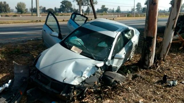 El vehículo se estrelló contra un árbol tras la maniobra realizada por el conductor