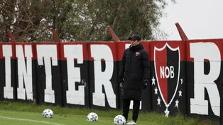 Mauricio Larriera volvería a la idea original del 4-3-3 y desde el vamos jugaría Brian Aguirre.
