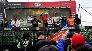 El podio en San Luis, con Agustín Canapino flanqueado por el campeón Julián Santero y Santiago Mangoni. Estos dos aún no ganaron este año en el Turismo Carretera.