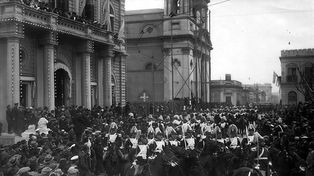 La plaza 25 de Mayo inundada de gente en el marco del Segundo Centenario de Rosario