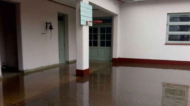 Escuela rural quedó rodeada de agua en medio de una obra de Vialidad
