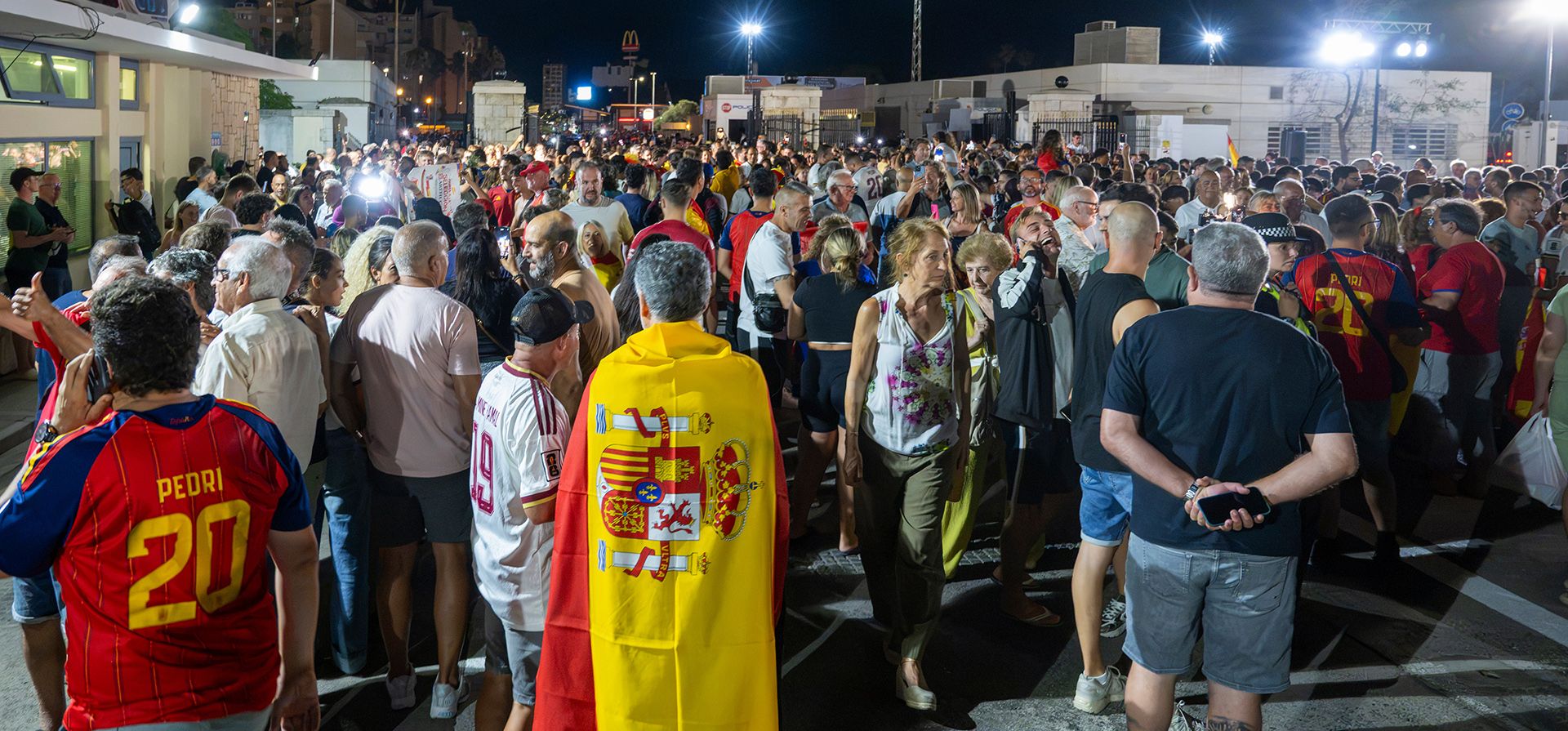 Ciudadanos británicos y españoles celebran la exención de pasaportes tras la entrada en vigor del nuevo tratado entre la UE y el Reino Unido en el paso fronterizo entre Gibraltar y España, en La Línea de la Concepción, España, el miércoles 15 de julio de 2026. (Foto AP/Marcos Moreno) Ciudadanos británicos y españoles celebran la exención de pasaportes tras la entrada en vigor del nuevo tratado entre la UE y el Reino Unido en el paso fronterizo entre Gibraltar y España, en La Línea de la Concepción, España, el miércoles 15 de julio de 2026. (Foto AP/Marcos Moreno)