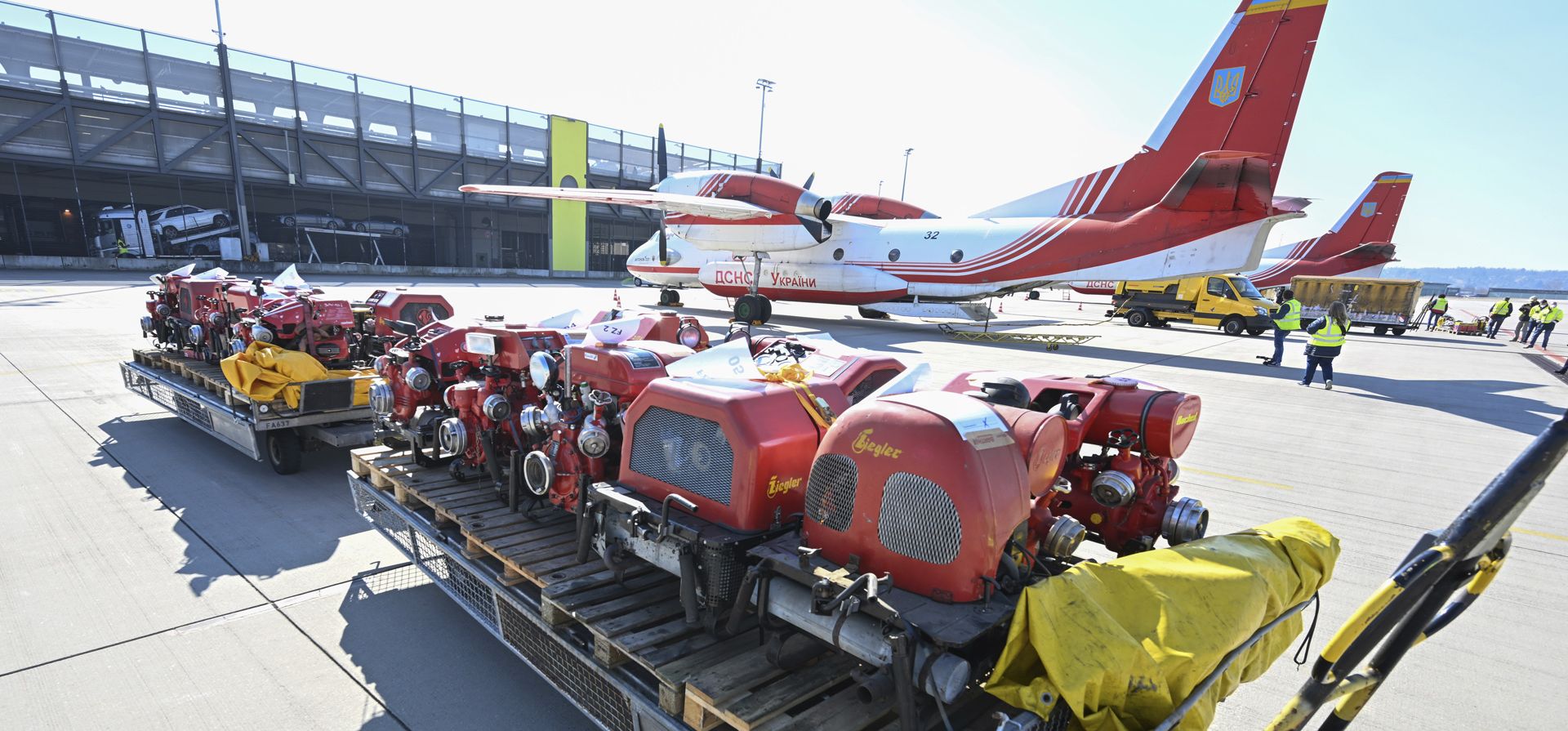 Suministros de socorro para Ucrania donados por los departamentos de bomberos se cargan en aviones en el aeropuerto estatal de Stuttgart, Alemania, el viernes 4 de Marzo de 2022.