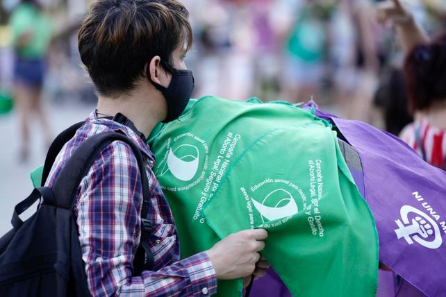 Pañuelazo verde: la plaza San Martín fue epicentro de la multitudinaria vigilia en apoyo al aborto legal 