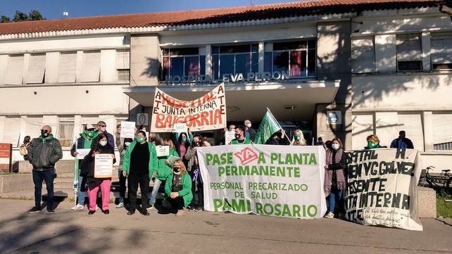 Trabajadores del área de enfermería y otros sectores del Eva perón reclaman por sus derechos.