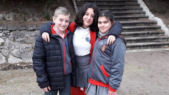Labor parlamentaria. Los tres niños simularon ser integrantes del Senado de la Nación.