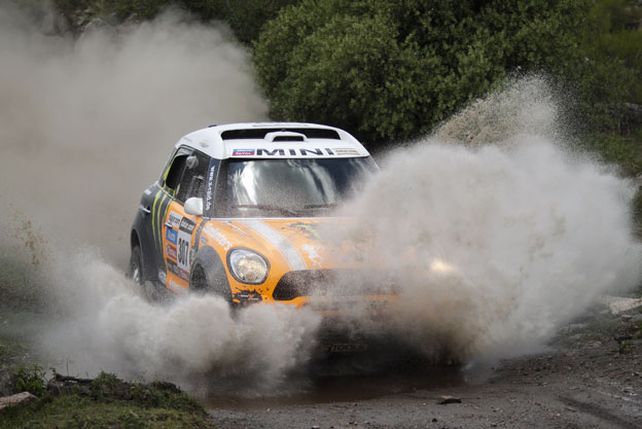 Peterhansel, líder en soledad tras el abandono de Al-Attiyah