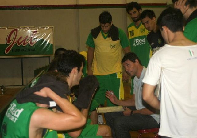 Marcelo Solanas dirigiendo a Regatas en el Dos Orillas. Se hará cargo del primer equipo de Paraná.