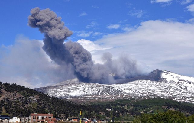 El volcán bajó su actividad esta mañana y dejó de emanar cenizas.