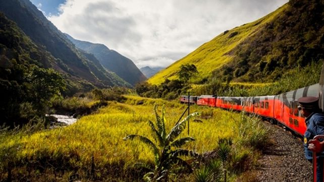 Todos a bordo. El periplo incluye una majestuosa sucesión de 70 cumbres volcánicas a lo largo de 300 kilómetros.