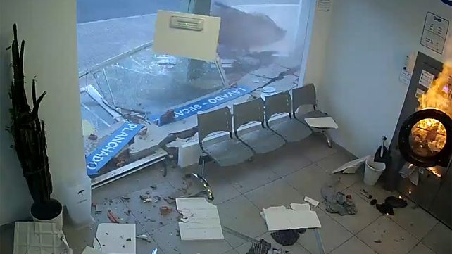 En video: salvó milagrosamente su vida por segundos al explotar un lavarropas