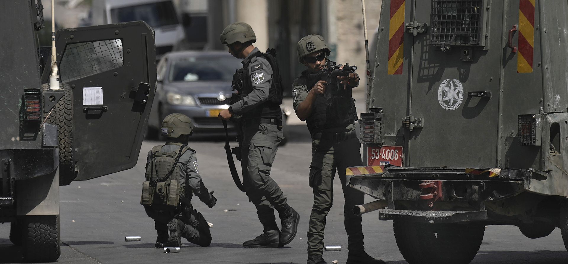 Las fuerzas israelíes se encuentran cerca de sus vehículos durante una operación militar israelí en el campo de refugiados de Balata, en Cisjordania, el martes 1 de octubre de 2024. (Foto AP/Majdi Mohammed) Las fuerzas israelíes se encuentran cerca de sus vehículos durante una operación militar israelí en el campo de refugiados de Balata, en Cisjordania, el martes 1 de octubre de 2024. (Foto AP/Majdi Mohammed)