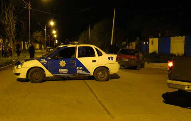 El Fiat Regatta de Nicolás Brolese frente al club infantil Defensores de Central. Lo hirieron fuera del auto