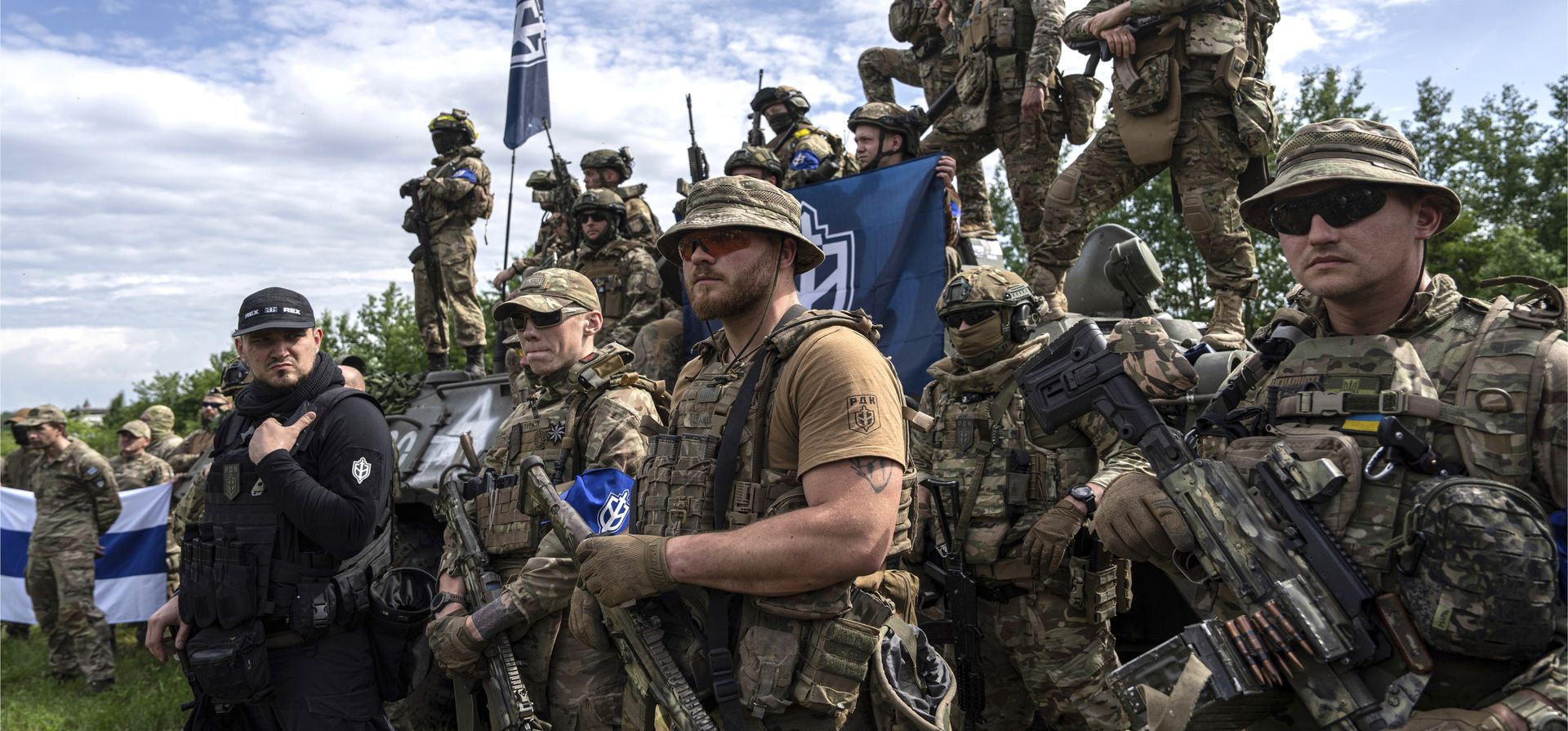 Combatientes del Cuerpo de Voluntarios Rusos se preparan para la conferencia de prensa no lejos de la frontera en la región de Sumy, Ucrania, el miércoles 24 de mayo de 2023. El ejército ruso dijo el martes que sofocó lo que parecía ser uno de los ataques transfronterizos más serios de Ucrania desde comenzó la guerra, alegando haber matado a más de 70 atacantes en una batalla que duró alrededor de 24 horas. (Foto AP/Evgeniy Maloletka) Combatientes del Cuerpo de Voluntarios Rusos se preparan para la conferencia de prensa no lejos de la frontera en la región de Sumy, Ucrania, el miércoles 24 de mayo de 2023. El ejército ruso dijo el martes que sofocó lo que parecía ser uno de los ataques transfronterizos más serios de Ucrania desde comenzó la guerra, alegando haber matado a más de 70 atacantes en una batalla que duró alrededor de 24 horas. (Foto AP/Evgeniy Maloletka)