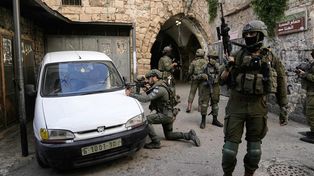 Soldados israelíes toman posiciones durante una incursión militar en la ciudad cisjordana de Nablus, el miércoles 11 de febrero de 2026. (Foto AP/Majdi Mohammed)
