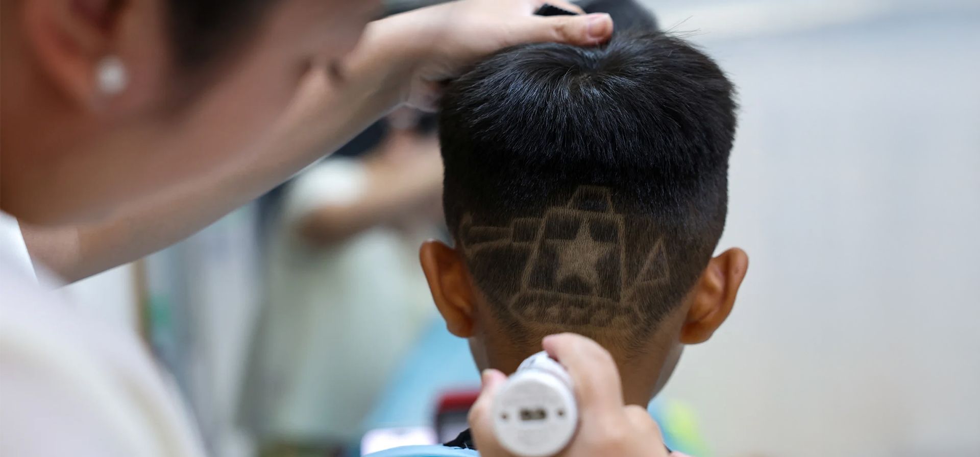 Un barbero le corta el pelo a un niño con el diseño de un tanque para conmemorar el 80 aniversario del final de la Segunda Guerra Mundial, Pekín, China. Fotografía: Tingshu Wang/Reuters Un barbero le corta el pelo a un niño con el diseño de un tanque para conmemorar el 80 aniversario del final de la Segunda Guerra Mundial, Pekín, China. Fotografía: Tingshu Wang/Reuters