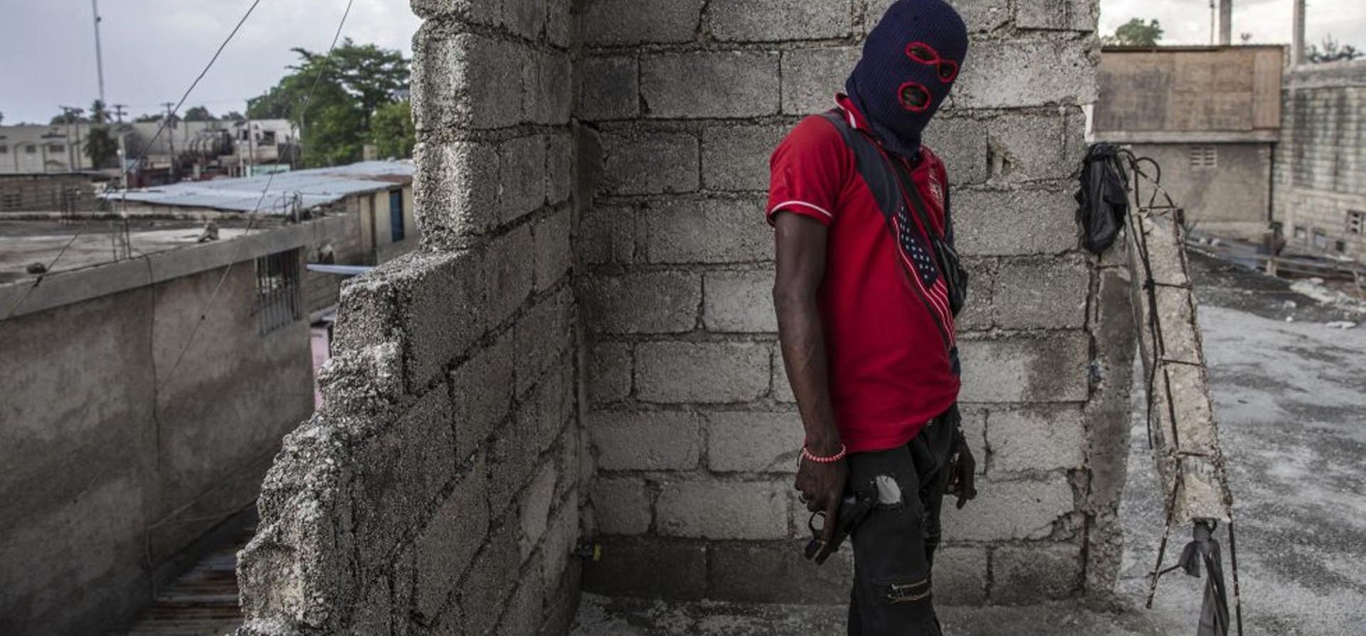 Un pandillero, con un pasamontañas y con una pistola, posa para una foto en el barrio Portail Leogane de Puerto Principe, Haití, el 16 de septiembre. Haití vivió este año una fuerte crisis social que involucró también el magnicidio del presidente Jovenel Moïse, el terremoto y la crisis migratoria más grande de los últimos años. Foto: AP