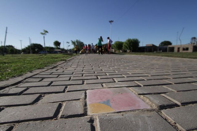 Colocaron baldosas realizadas por vecinos en la Plaza de la Primera Infancia