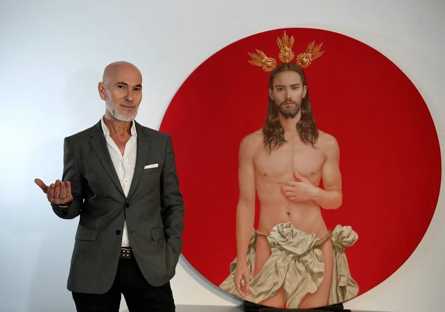 Salustiano García junto a su obra
