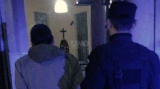 Un hombre de 48 años fue detenido por la policía. Además de los disturbios se produjeron daños a un móvil policial.