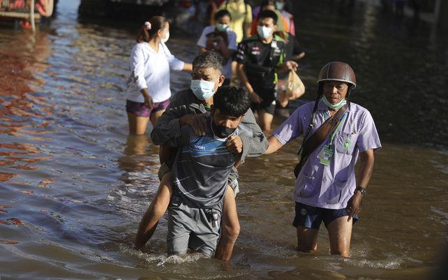 Inundaciones en numerosos pueblos en la provincia de Chaiyaphum, al noreste de Bangkok, Tailandia, el miércoles 29 de septiembre de 2021. La capital, Bangkok, y otras áreas en el centro de Tailandia han recibido nuevas advertencias de posibles inundaciones importantes.