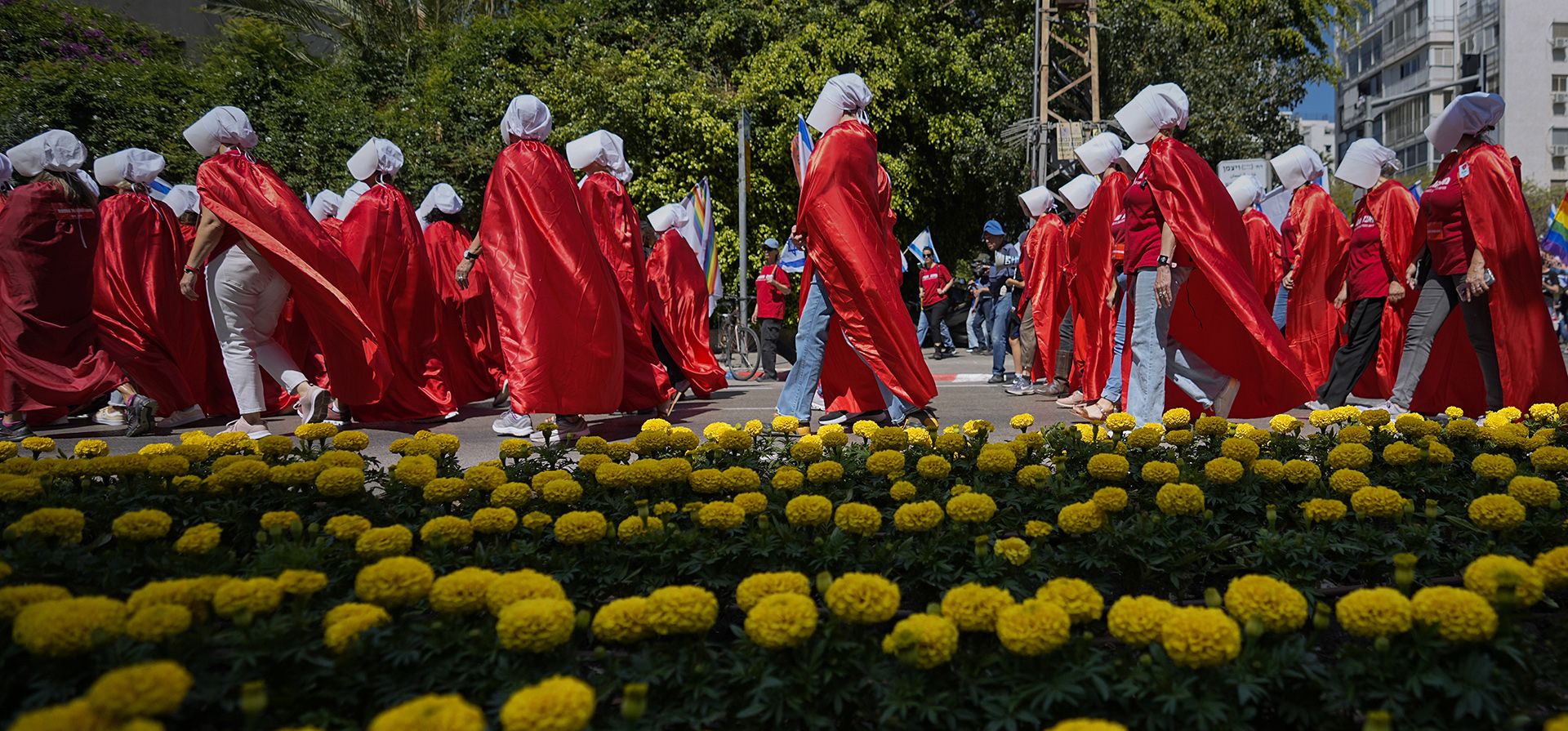 Activistas israelíes vestidos como los personajes de la popular serie de televisión
