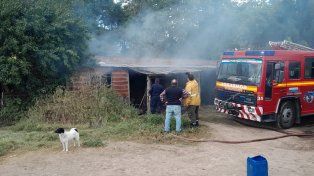 Incendio en una vivienda: una mujer y dos niños afectados