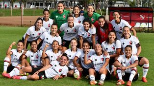 Las jugadoras de Newells que vienen realizando una campaña extraordinaria y que pueden coronar en la próxima fecha, de visitante ante Central.