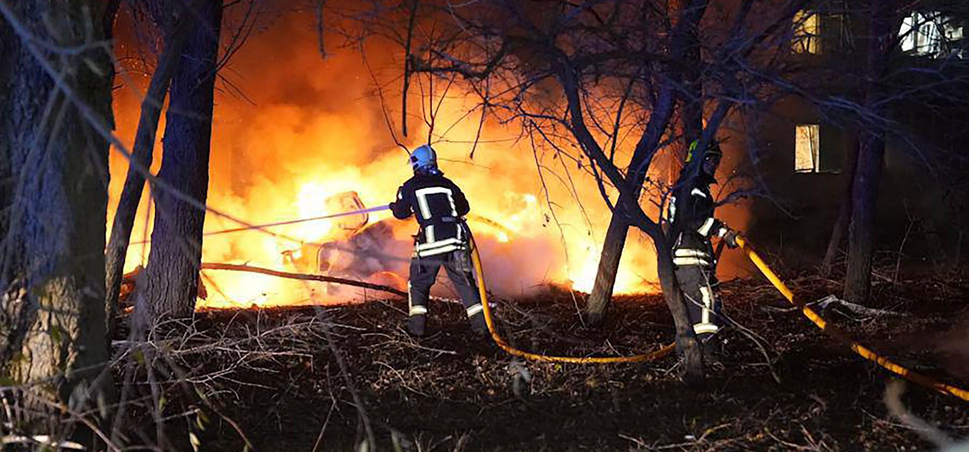 Bomberos extinguen el incendio tras un ataque de cohete ruso que afectó a un edificio de varias plantas en Sumy, Ucrania, el domingo 17 de noviembre de 2024. (Servicio ucraniano de Emergencias via AP) Bomberos extinguen el incendio tras un ataque de cohete ruso que afectó a un edificio de varias plantas en Sumy, Ucrania, el domingo 17 de noviembre de 2024. (Servicio ucraniano de Emergencias via AP)