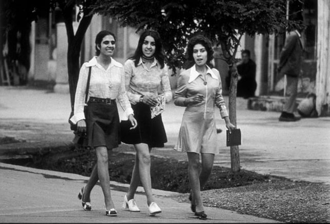 Otra imagen de un mundo perdido. Jóvenes afganas vestidas al estilo occidental, con minifaldas incluidas, pasean por Kabul en los años 60.