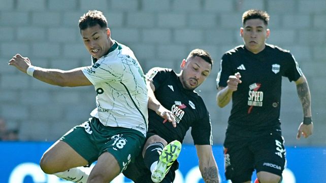Deportivo Riestra goleó 3 a 0 a Sarmiento y llegó a los 23 partidos sin perder en su estadio