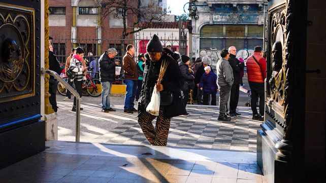 San Cayetano: los fieles se acercaron desde temprano a pedir pan y trabajo